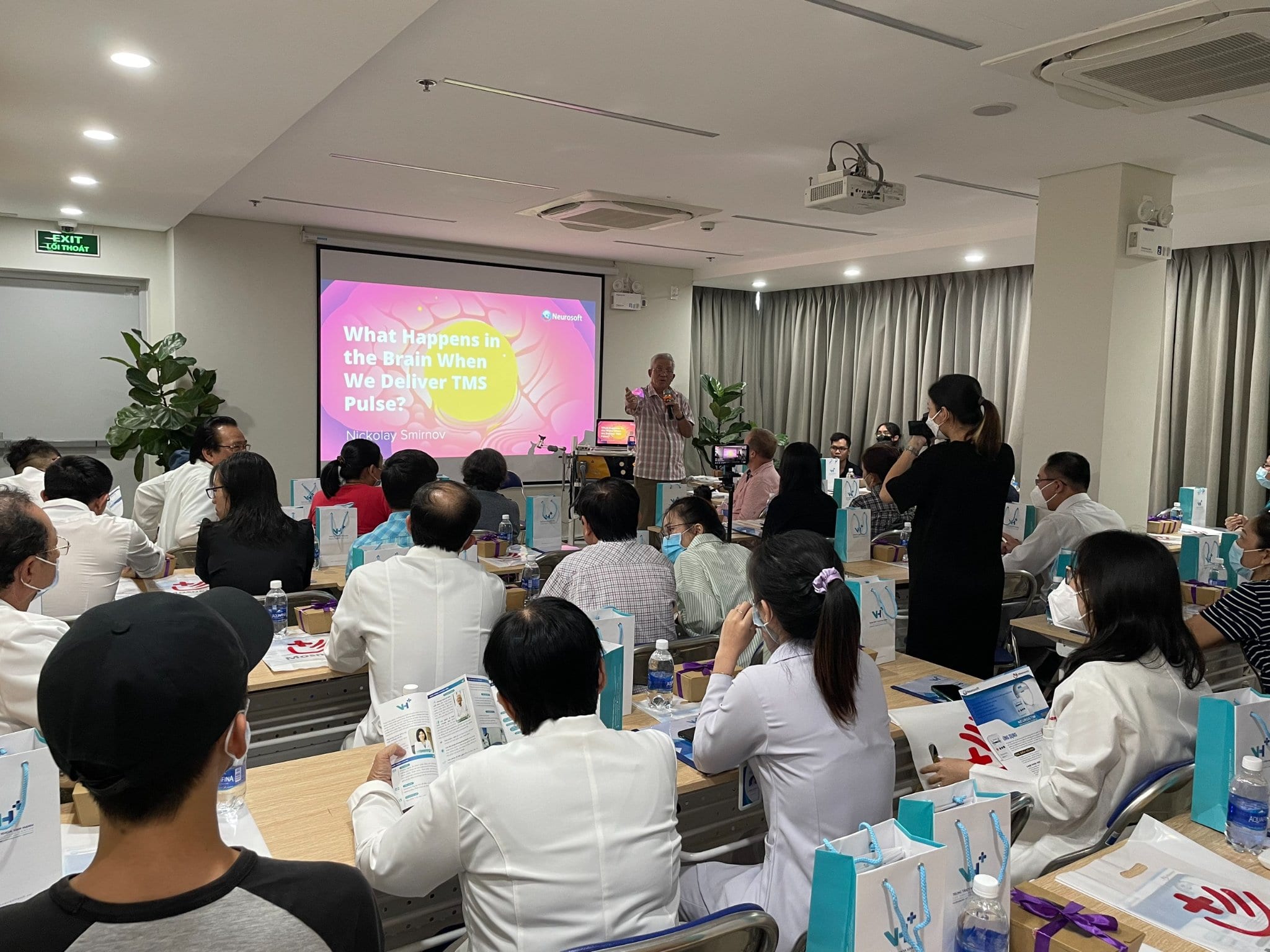 Hội thảo khoa học: Hiệu quả của máy kích thích từ trường TMS trong điều trị bệnh Parkinson và Đau Thần kinh tại Trung tâm y khoa Vạn Hạnh
